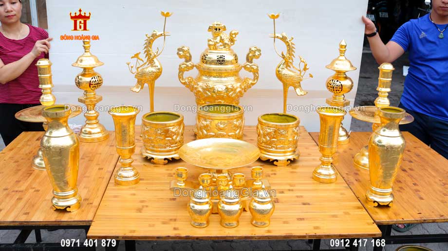 Bộ đồ thờ bằng đồng mạ vàng 24K được nghệ nhân chế tác từ nguyên liệu đồng nguyên chất